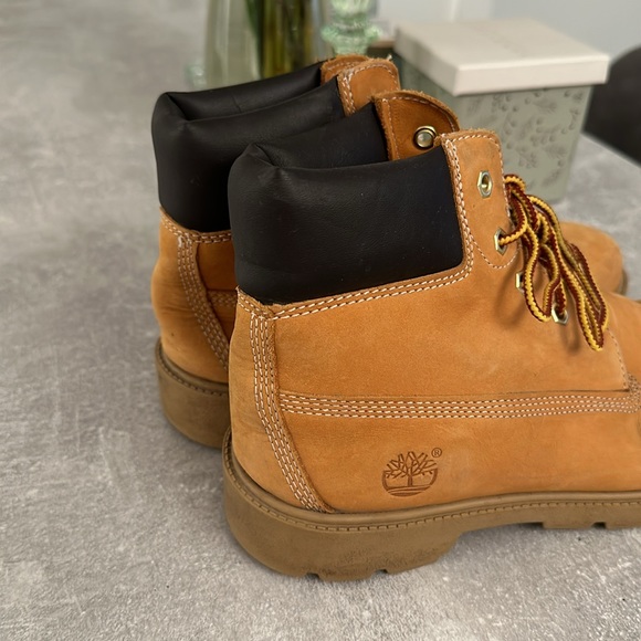 Timberlands Women 6” - Picture 3 of 4